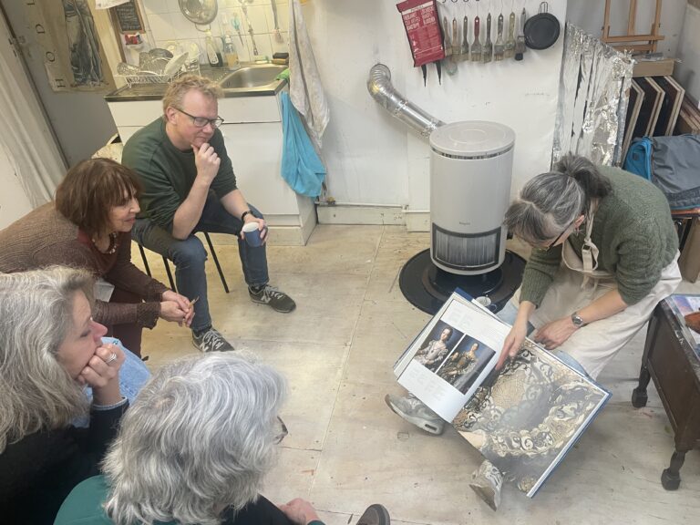 Docent laat afbeelding in een boek zien aan studenten